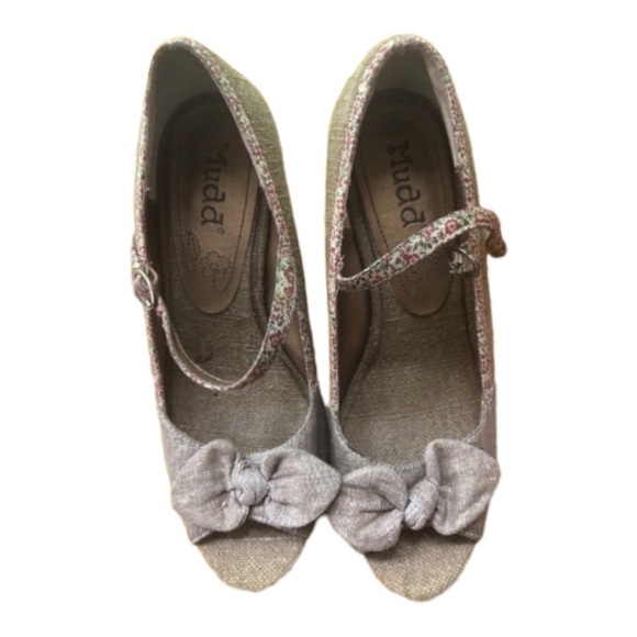 Beautiful Woman’s canvas Mudd Sandals a size 7 - Picture 1 of 6